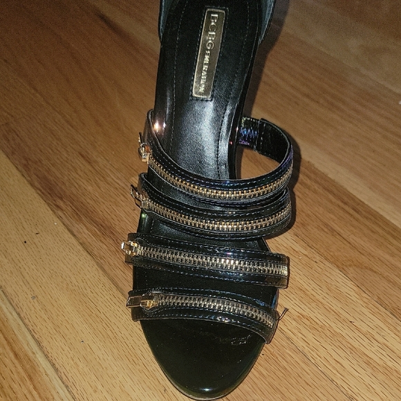 BCBGMaxAzria Black and Gold Heels with Sleek Design - Picture 1 of 4